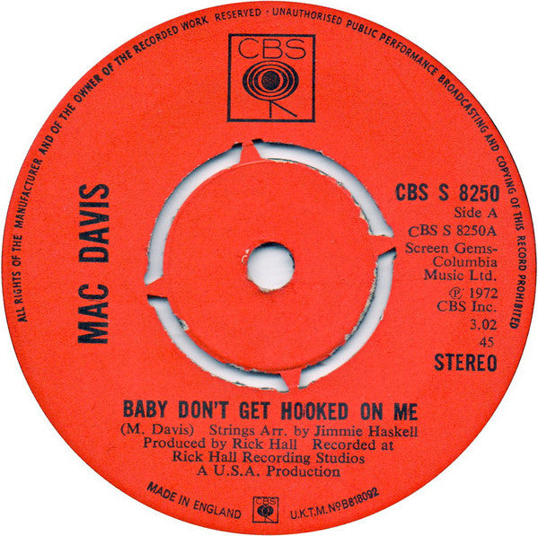 Mac Davis : Baby Don't Get Hooked On Me (7", Single)