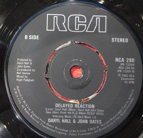 Daryl Hall & John Oates : Maneater (7", Single, Pus)